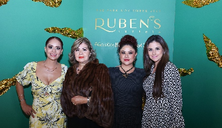  Tania Flores, María Antonieta, Yazmín Flores y Carla Flores.