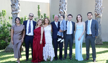 Los novios con sus hijos y su nieto.