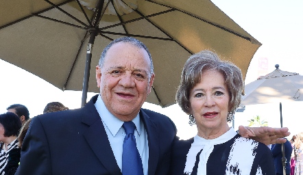  Luis y Martha Elena Chaires.