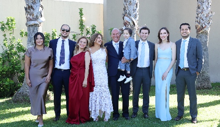  Los novios con sus hijos y su nieto.