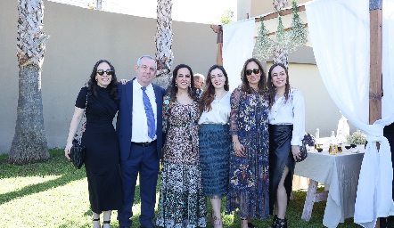  Pedro Torres y Ana Luisa Acosta con sus hijas Sofía, Ana Isa, Eugenia y Fernanda.