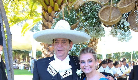  Antonio Cordero Carrera y María del Carmen Pérez Espinosa, papás de la novia.