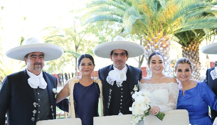 Los novios con sus papás, Francisco González, María Teresa Humara, Paco González, Carmelita Pérez y María del Carmen Pérez.