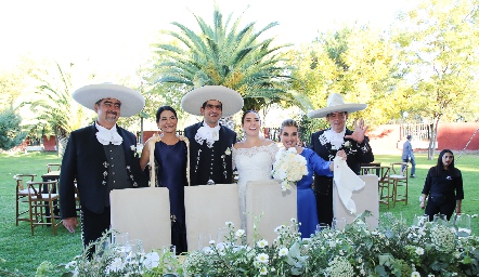  Los novios con sus papás, Francisco González, María Teresa Humara, Paco González, Carmelita Pérez y María del Carmen Pérez.