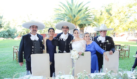  Los novios con sus papás, Francisco González, María Teresa Humara, Paco González, Carmelita Pérez y María del Carmen Pérez.