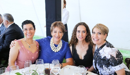  Ana María Carrera, Chacha, Rosalía Carrera y Mireya Pérez de Carrera.