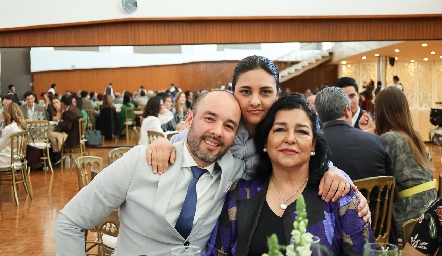  Armando y Silvia Berlanga con su mamá Silvia González.