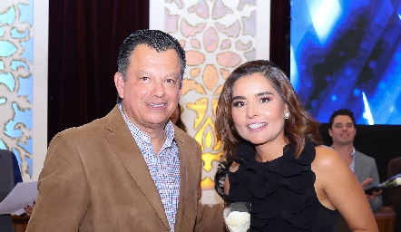  Antonio Aguilar, Presidente del Club Deportivo Potosino y Lorena Torres Vilet, ex reina del Depor.