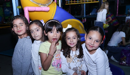  Inés Güemes, Renata Reina, Adriana, Sofía y Emi.