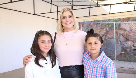  Carla Berasategui, Ana Paula y Patricio Trujillo.
