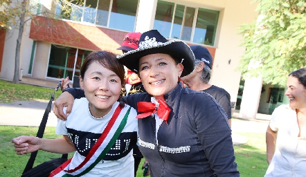 Tomoko Fujikawa y Lilian Muñoz.