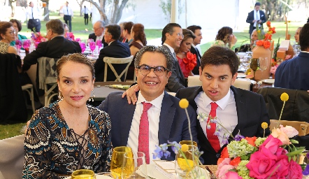  Guadalupe Alvarado y Arturo Gómez con su hijo Arturo.