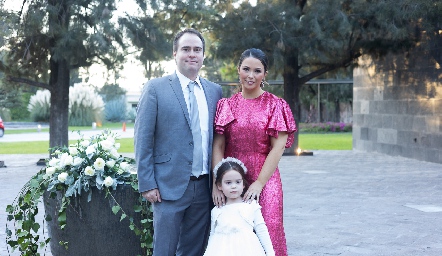  Diego García Valenzuela y Paula Segovia con su hija.