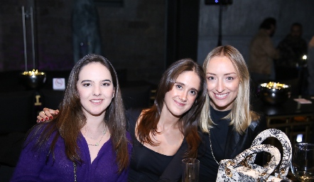  Samantha López, Isabela González y Carla Sojo.