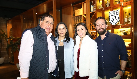  Chapo Torres, Ana Mari Flores de Torres, Ana Lucía Torres e Ignacio Cañas.