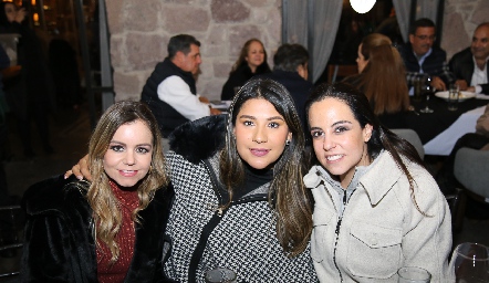  Carolina Castillo, Carmelú Díaz y Anaisa Torres.