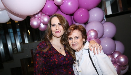  Jessica Medlich con su abuela Alicia Villalba.