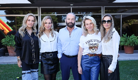  Oscar Torres Corzo con sus hijas Mónica, María, Monse y Marcela.