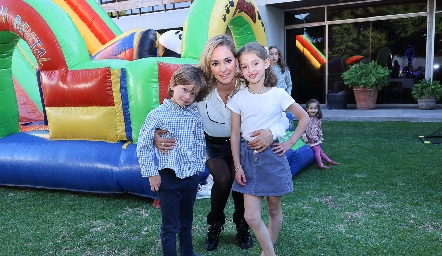  María Torres con sus hijos Santiago y María Inés.