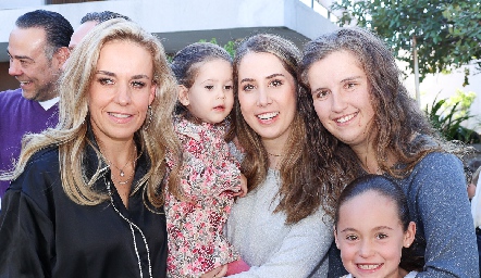 Mónica, Amelia, Mónica, Álika y Sofía Torres.