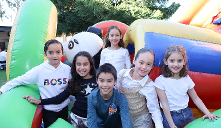  Emilia, Pato, Jimena, Ricardo, Alika y María Inés.