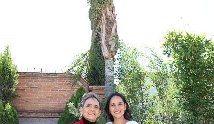 Toyita de Villalobos y Cristina Dávila.