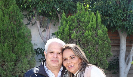  Toyita Villalobos y Héctor Dávila.