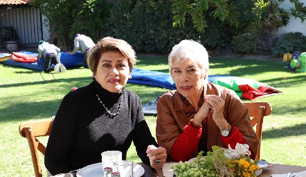  María Guadalupe y María Bertha González.
