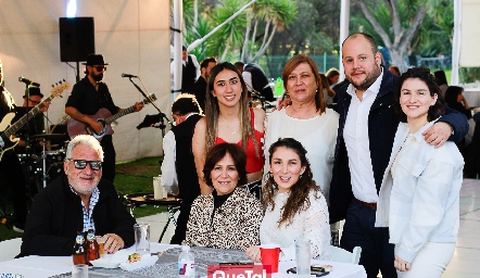 .Miguel Robledo, Miriam Bravo, Marijo Robledo, Christian Suárez, Sophi Robledo, Fátima Robledo, Marifa Domínguez 