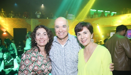  Mercedes Dávalos, Salvador y Adriana González.