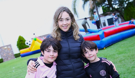  Roberta Martínez con sus hijos Diego y Marcelo Medellín.
