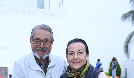  Manuel Medellín y Carmen Gloria Mayoral con su nieto Marcelo.