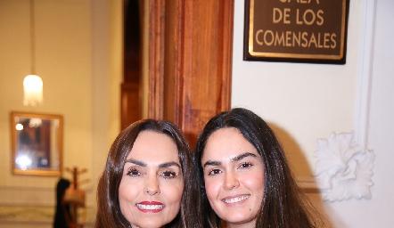  Marianela Villanueva y Macarena Villasuso.