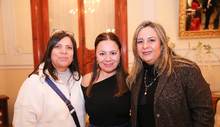  Fabiola Mejorada, Mónica Meza y Sandra Cano.