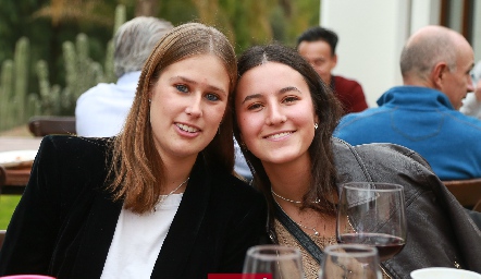  Isabella Galván y Paulina González.