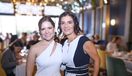  Ilse Gil con su suegra Elvira Sánchez.