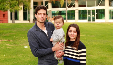  Diego Jourdain y María Muñoz con su sobrino Ricardo Leos.