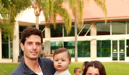  Diego Jourdain y María Muñoz con su sobrino Ricardo Leos. 