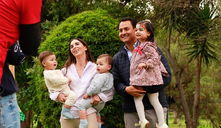  Marina Jourdain y Ricardo Leos con su hija Doménica y sus hijos Ricardo y Jerónimo.
