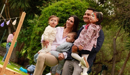  Marina Jourdain y Ricardo Leos con sus hijos Ricardo, Jerónimo y Doménica.