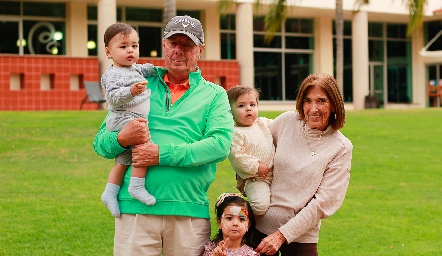  Patricio y Maggie Jourdain con sus nietos Ricardo, Jerónimo y Doménica.