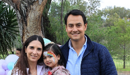  Marina Jourdain y Ricardo Leos con su hija Doménica.