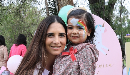  Marina Jourdain con su hija Doménica Leos.
