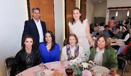  Manuel González, Claudia, Lupita Mercado, Laura Varela, Laura Flores de Varela y Maru Alcoser.