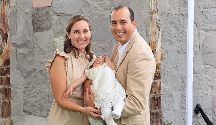  Claudia y Alejandro junto a su hija Daniela.