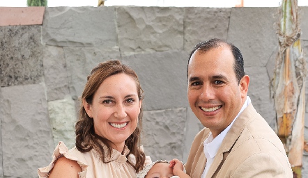  Claudia y Alejandro junto a su hija Daniela.