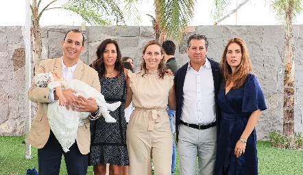  Alejandro, Daniela, Cecilia González, Claudia, Gustavo González y Gabriela Aranda.