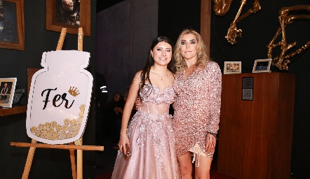  María Fernández Garza con su mamá Carla Cabanillas.
