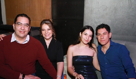 Heidel Versasedio, Graciela Hurtado, Vanesa Saucedo y Enrique Bautista.