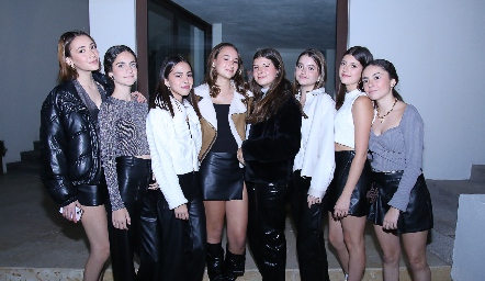  Isabella Vázquez con sus amigas.